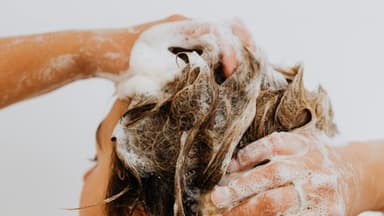 Bei Gewitter duschen? In manchen Häusern ist das tatsächlich keine gute Idee Frau duscht bei Gewitter