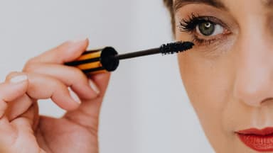 Wasserfeste Mascara sollte nicht täglich verwendet werden Frau trägt wasserfeste Mascara auf ihre Wimpern auf