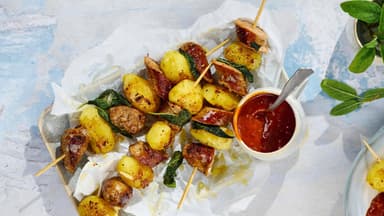 Kartoffel-Bratwurst-Spieße  Kartoffel-Bratwurst-Spieße