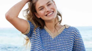 Strickanleitung für das blaue Polo-Shirt von Lana Grossa Model in blauem Strick-Polo-Shirt von Lana Grossa