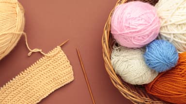 Stricken kann helfen, Stress zu reduzieren Stricken gegen Stress - mit Wolle und Stricknadeln