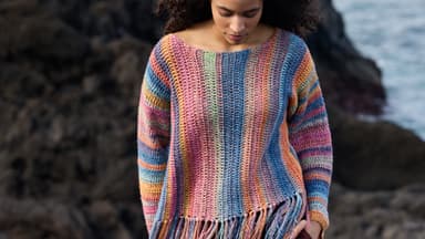 Häkelanleitung für den bunten Boho-Pullover mit Fransen von Lana Grossa Model in buntem Boho-Pullover mit Fransen von Lana Grossa