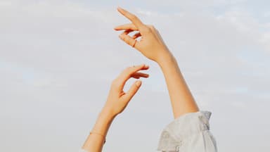 Geschwollene Finger sind im Sommer keine Seltenheit Geschwollene Finger im Sommer