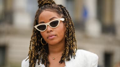 Ellie Delphine trägt einen Half Bun Ellie Delphine mit einem einfachen Half Bun