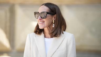 Unkomplizierte Frisuren mittellang ab 50 Frau trägt einen mittellangen Bob