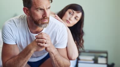 Libidoverlust und Erektionsstörungen können eine Partnerschaft schwer belasten. Libidoverlust und Erektionsstörungen können eine Partnerschaft schwer belasten.