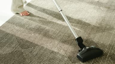 Den leisesten Staubsauger? Haben wir bei Miele entdeckt! Frau reinigt Teppich mit dem leisesten Staubsauger