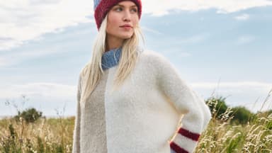 Flauschige Mütze von Lana Grossa zum Selberstricken Model mit flauschiger Mütze von Lana Grossa