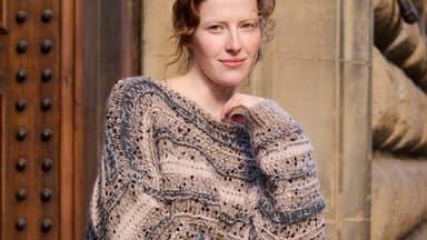 Strickanleitung für den funkelnden Strickpullover mit Pailletten von Lana Grossa Model in funkelndem Strickpullover mit Pailletten von Lana Grossa