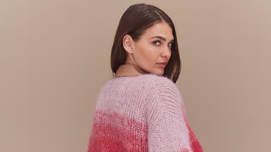 Strickanleitung für den Insemarkt-Cardigan mit Farbverlauf Model in gestricktem Isemarkt-Cardigan mit Farbverlauf