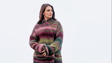 Strickanleitung für den gestreiften Strickmantel von Lana Grossa Model in gestreiftem Strickmantel von Lana Grossa