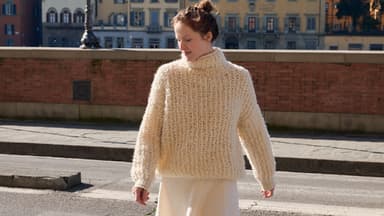Strickanleitung für den flauschigen Rollkragenpullover von Lana Grossa Model in flauschigem Rollkragenpullover von Lana Grossa