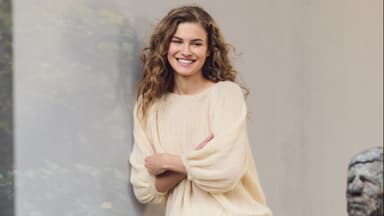 Model in hellbeigem Pullover von Lana Grossa Model in hellbeigem Pullover von Lana Grossa