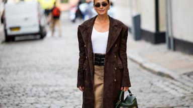 Die Gürtel-Trends? Alles andere als gewöhnlich! Darja Barannik akzentuiert ihren Streetstyle mit einem Gürtel