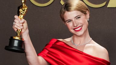 Jessie Buckley hat den Oscar 2026 als "Beste Hauptdarstellerin" Schauspielerin Jessie Buckley mit Oscar bei den Oscars 2026