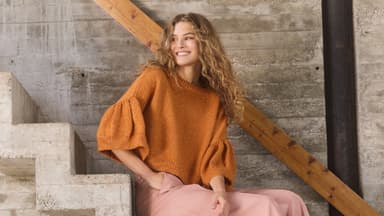 Kostenlose Strickanleitung für das Shirt mit Volantärmeln von Lana Grossa Model mit Volant-Shirt von Lana Grossa