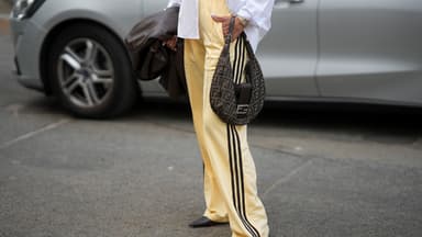 Gelbe Hosen sorgen selbst an grauen Tagen für sonnige Momente Yvonne Schuppler-Kammerer trägt eine gelbe Adidas Trackpants