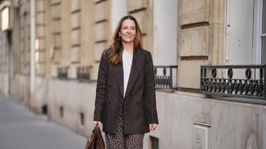 Alba Garavito Torre trägt kombiniert zur Hose mit Gummizug einen eleganten Blazer Alba Garavito Torre trägt einen Blazer und eine Hose mit Gummizug