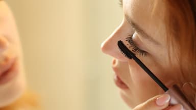 Hyaluron-Mascara verschönert und pflegt die Wimpern in einem Schritt Frau trägt Hyaluron-Mascara auf
