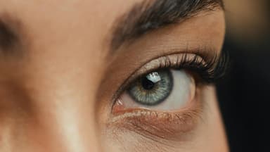 Volle Wimpern sind auch im Alter möglich Frau mit geschwungenen Wimpern