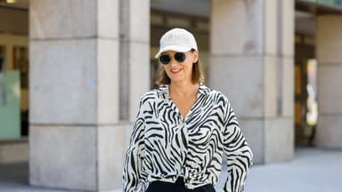 Eva Lutz trägt eine geknotete Zebrabluse Eva Lutz trägt eine geknotete Zebrabluse