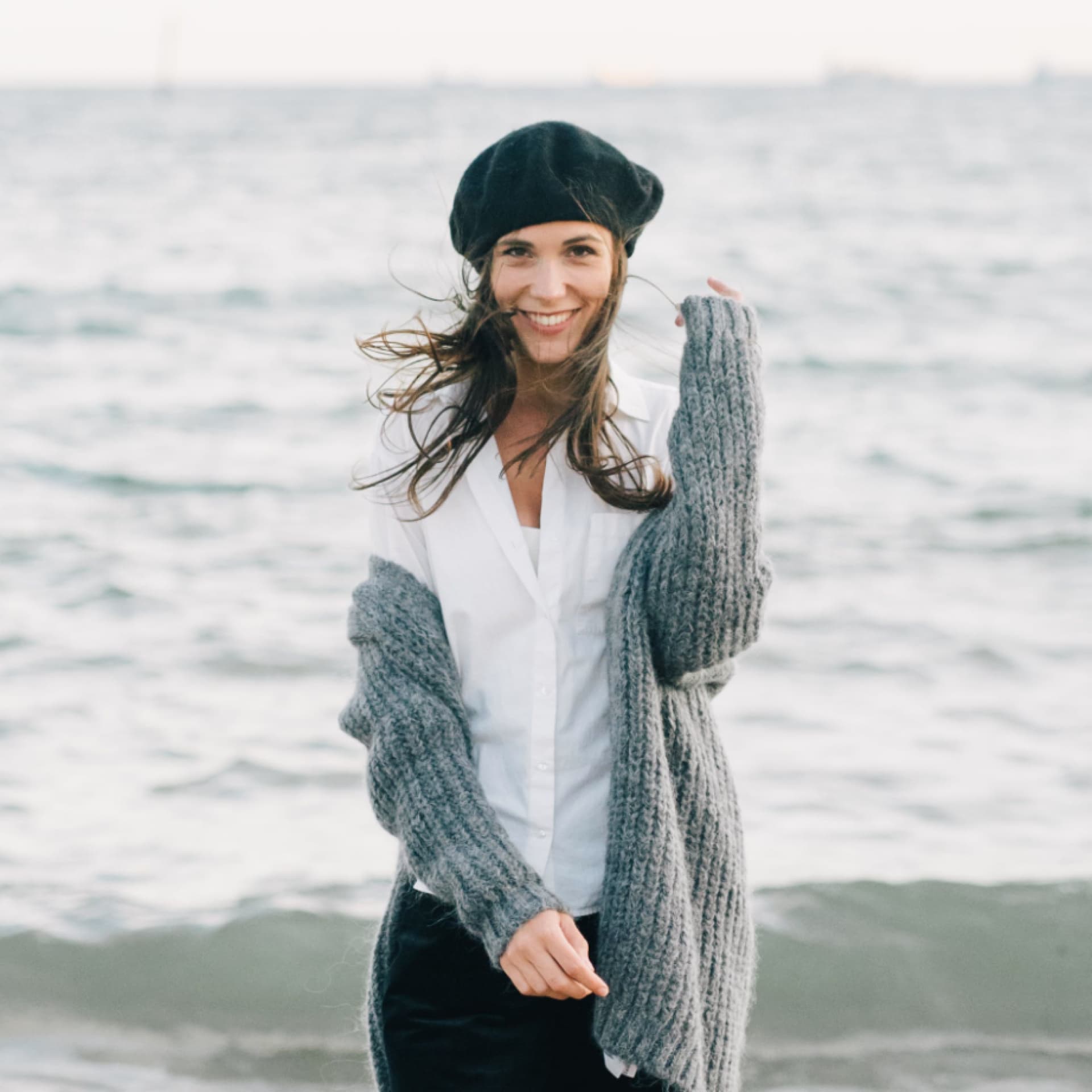Kostenlose Strickanleitung für den Seelenwärmer Model in gestricktem Seelenwärmer