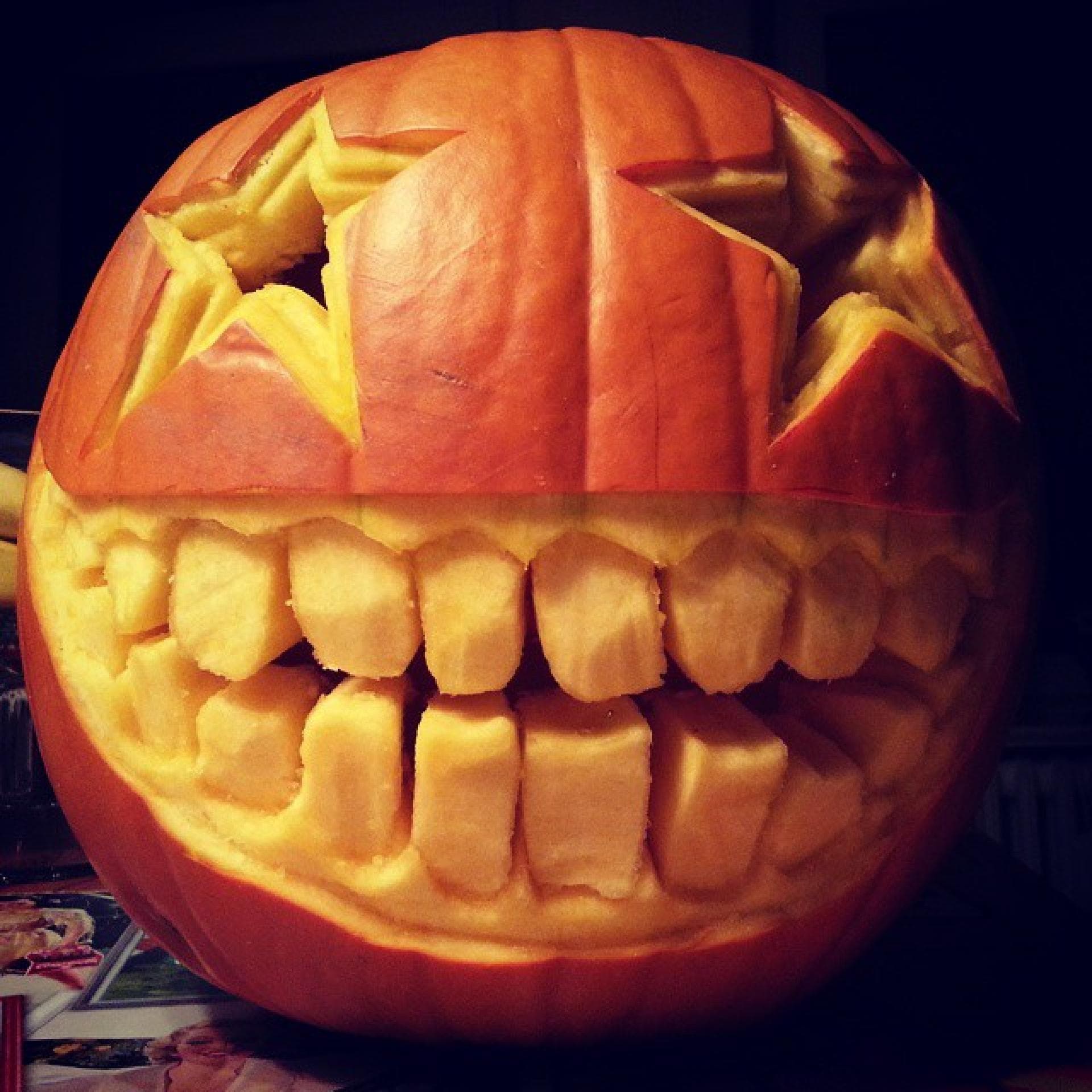 Kürbisgesicht schnitzen Kürbisgesicht mit großen Zähnen