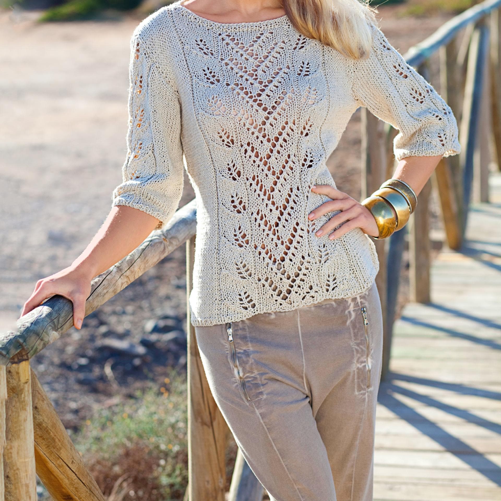 Blattmusterpulli in Leinen Gratis Strickanleitung für einen Pullover mit Blumenmuster.