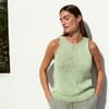 Kostenlose Strickanleitung für ein hellgrünes Trägertop von Lana Grossa Model in gestrickten Trägertop aus hellgrüner Wolle von Lana Grossa