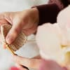 Sie wollen lernen, wie man Stäbchen häkelt? Ich zeige es Ihnen! Frau häkelt Stäbchen