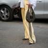 Gelbe Hosen sorgen selbst an grauen Tagen für sonnige Momente Yvonne Schuppler-Kammerer trägt eine gelbe Adidas Trackpants