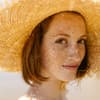Die besten getönten Sonnencremes im Test Frau mit getönter Sonnencreme im Gesicht