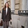 Alba Garavito Torre trägt kombiniert zur Hose mit Gummizug einen eleganten Blazer Alba Garavito Torre trägt einen Blazer und eine Hose mit Gummizug