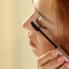 Hyaluron-Mascara verschönert und pflegt die Wimpern in einem Schritt Frau trägt Hyaluron-Mascara auf