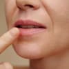 Soft Blurred Lips sind der Beauty-Trend des Sommers Frau mit Soft Blurred Lips