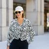Eva Lutz trägt eine geknotete Zebrabluse Eva Lutz trägt eine geknotete Zebrabluse