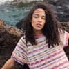 Bei uns finden Sie die Strickanleitung zum Gomitolo Hippie Shirt von Lana Grossa! Model im Gomitolo Hippie Shirt von Lana Grossa