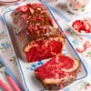 Red-Velvet-Marmorkuchen mit Erdbeeren Red-Velvet-Marmorkuchen mit Erdbeeren