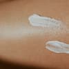 Ich verrate Ihnen, welche Körper-Sonnencremes für reife Haut die besten sind Frau mit Sonnencreme für reifer Haut auf dem Körper