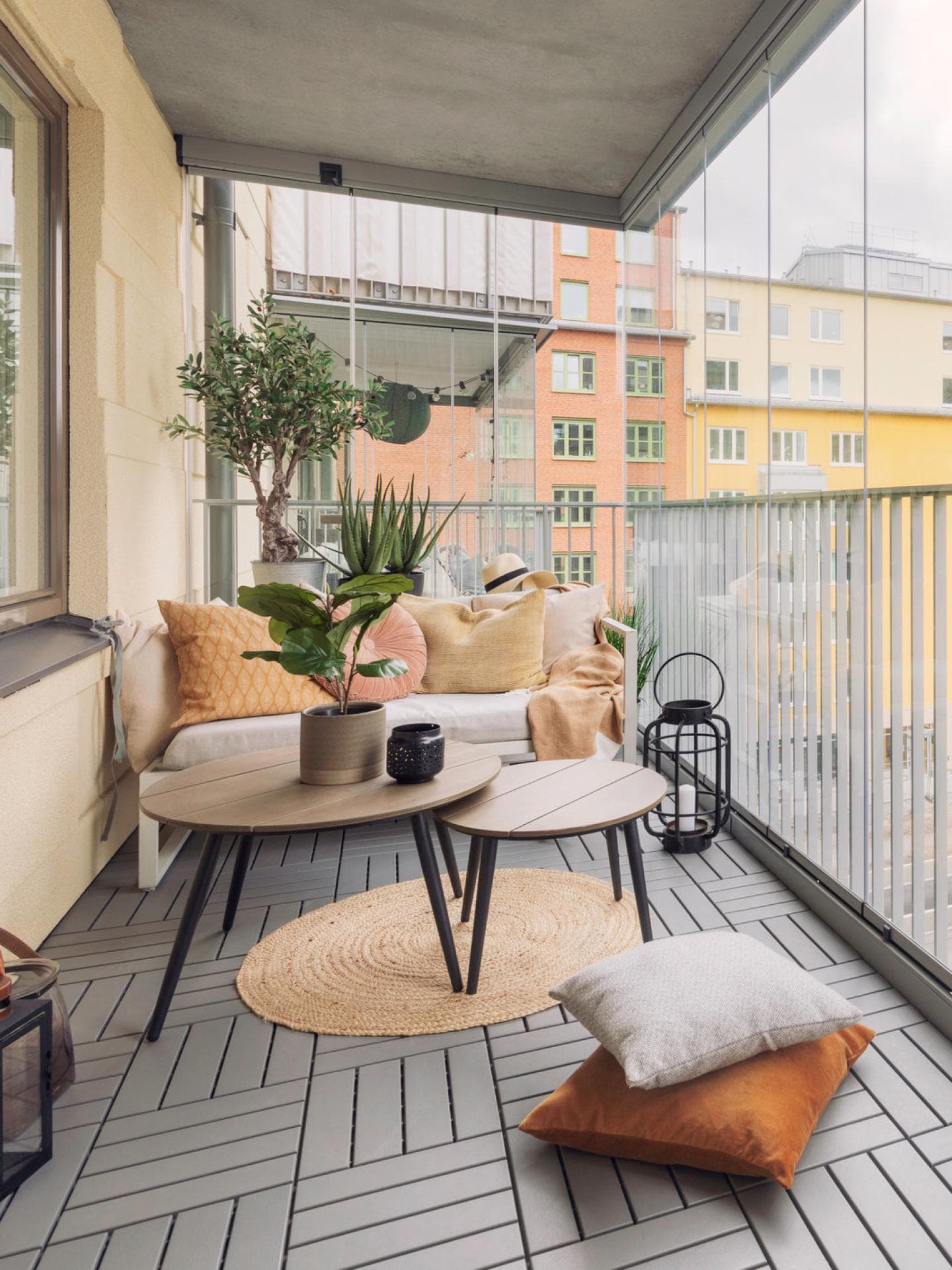 Schmaler Balkon Ideen Schmaler Balkon mit hellen Möbeln