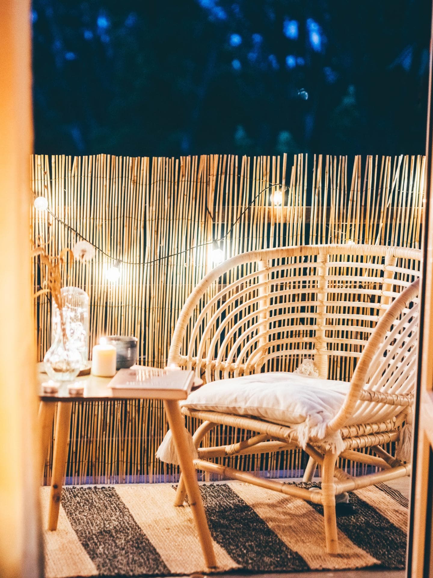 Schmaler Balkon Ideen Lichterkette auf einem Balkon