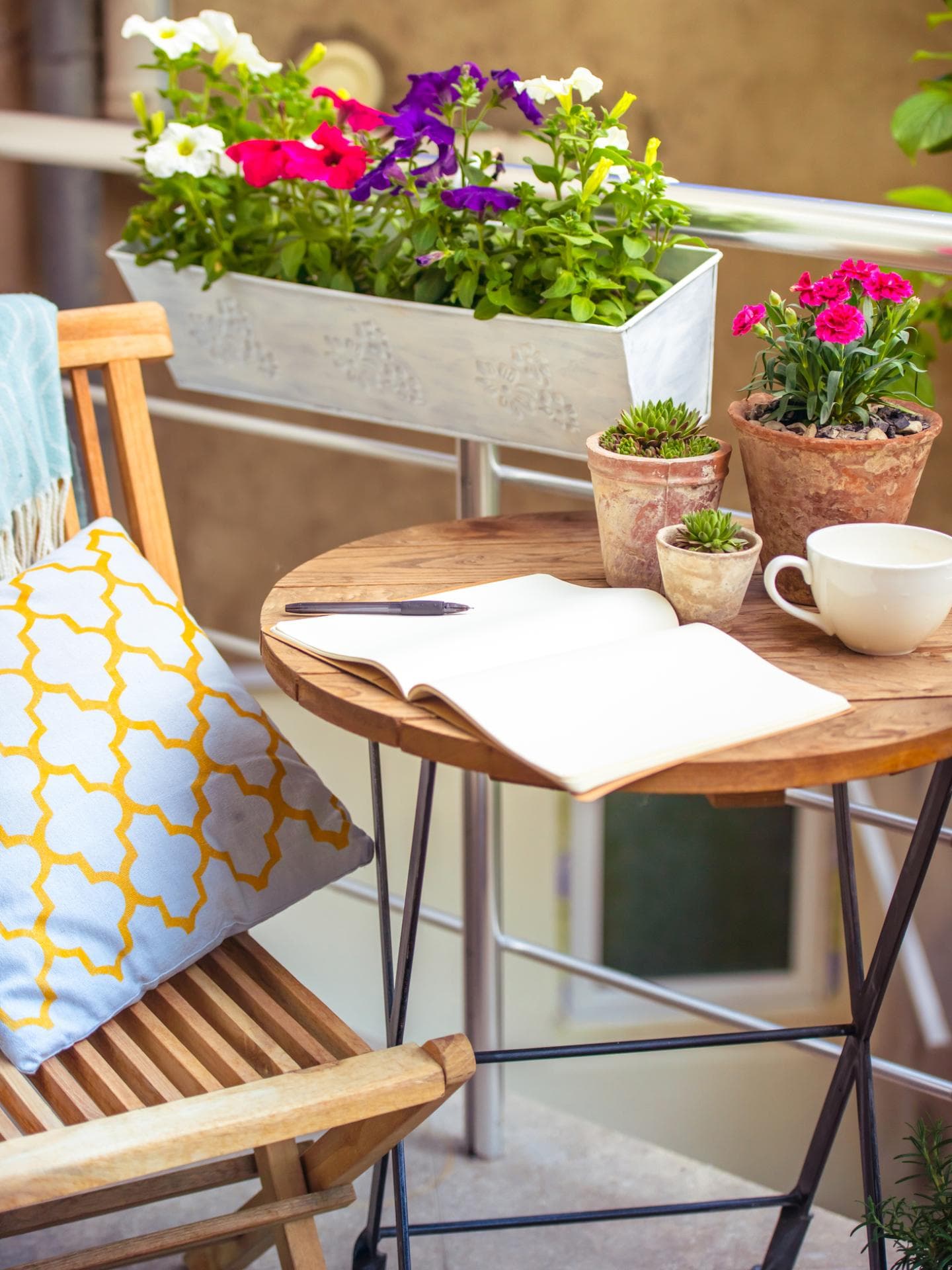 Schmaler Balkon Ideen Balkon mit platzsparenden Möbeln