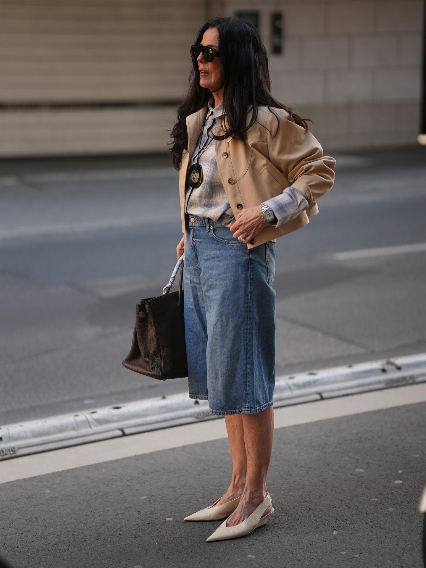 Denim-Shorts und kurzer Trenchcoat Denim-Shorts und kurzer Trenchcoat