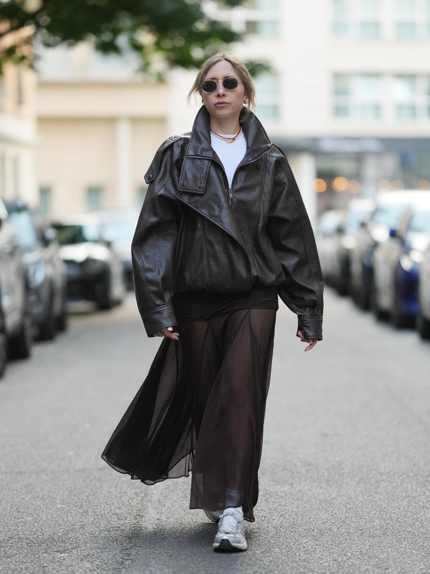 Lockeres Maxikleid und Oversized Lederjacke Lockeres Maxikleid und Oversized Lederjacke