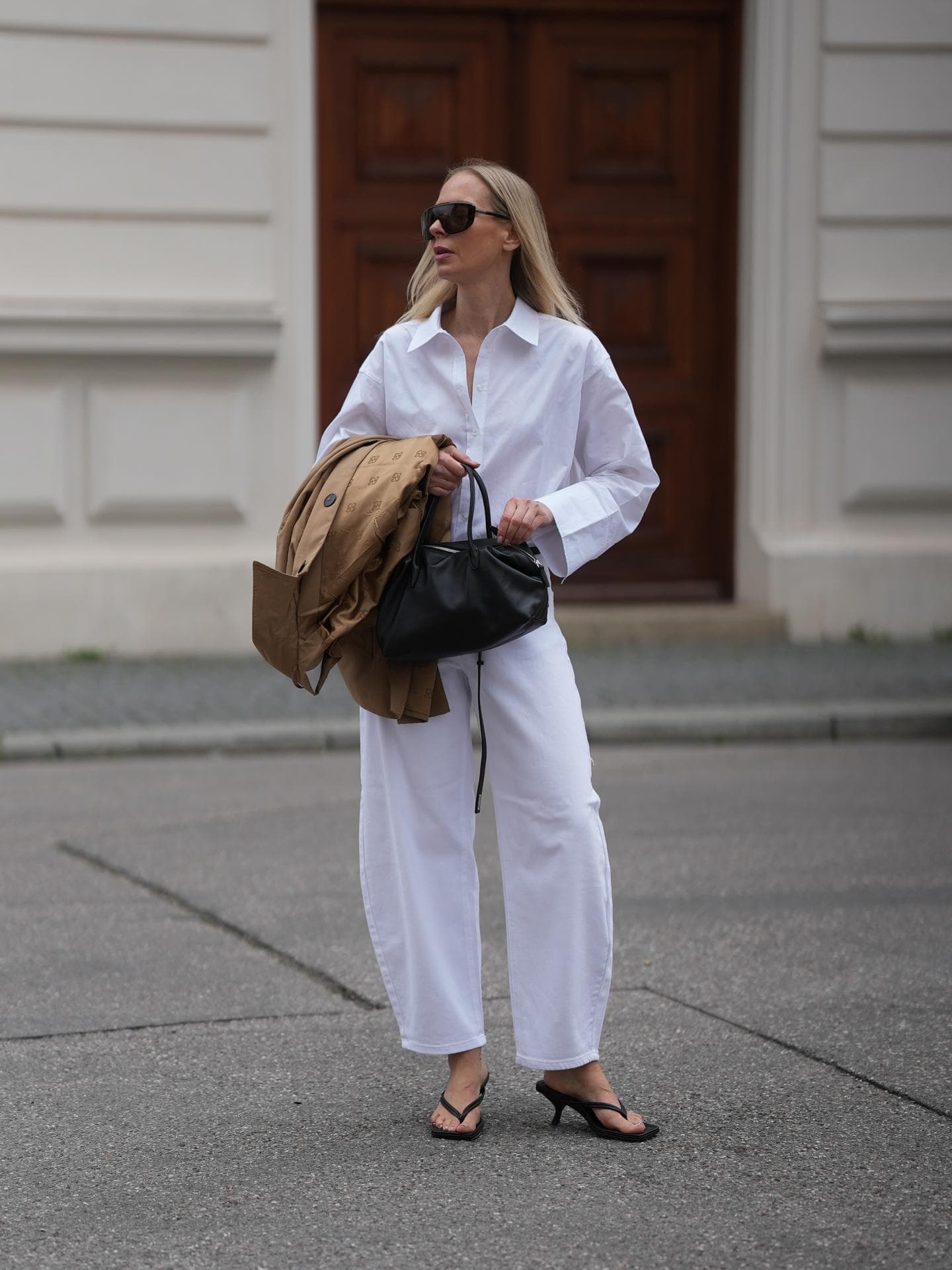 Weiße Hose mit weißer Bluse Weiße Hose mit weißer Bluse