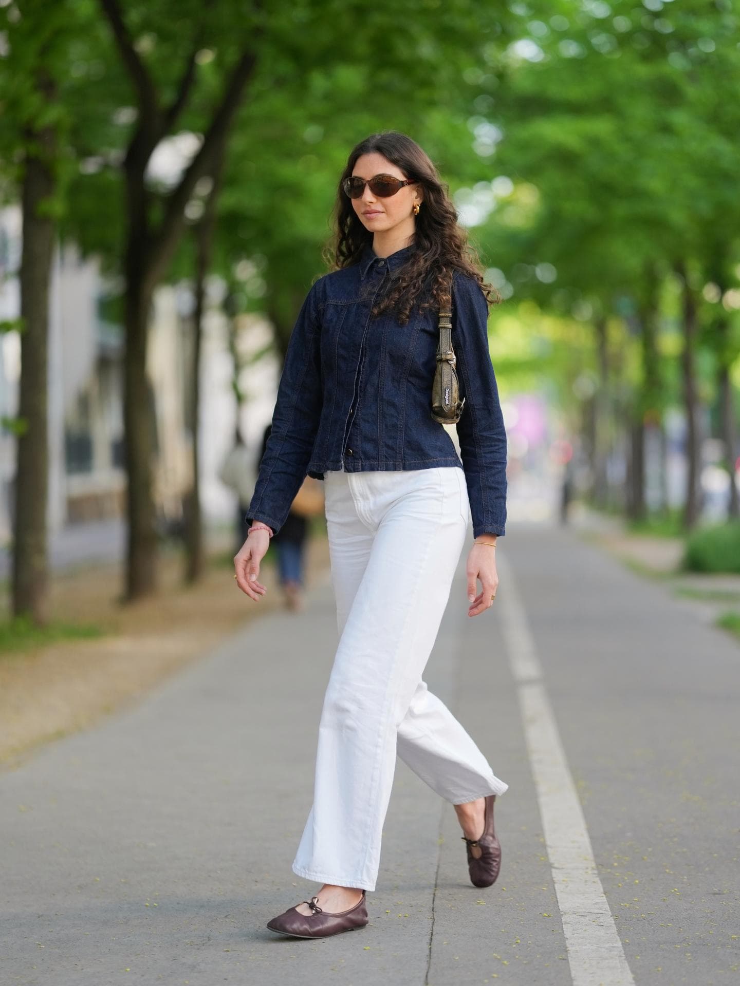 Weiße Hose und Denimhemd Weiße Hose und Denimhemd