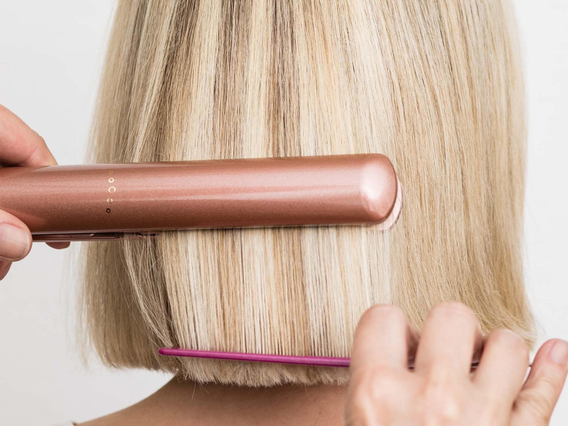 Virginia werden beim Vorher-Nachher die Haare geglättet Virginia werden beim Vorher-Nachher die Haare geglättet