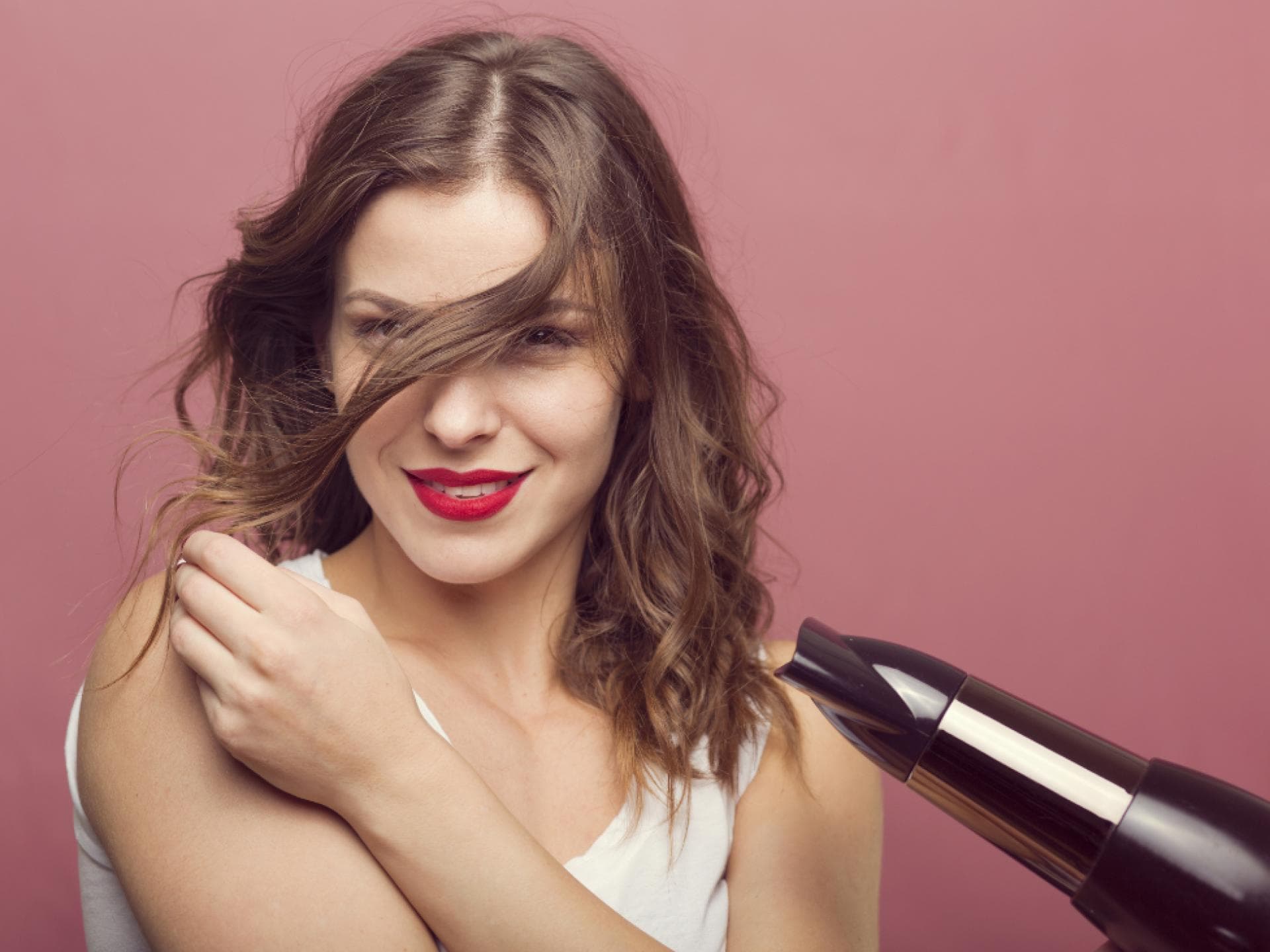 Frau föhnt Haare Frau föhnt Haare