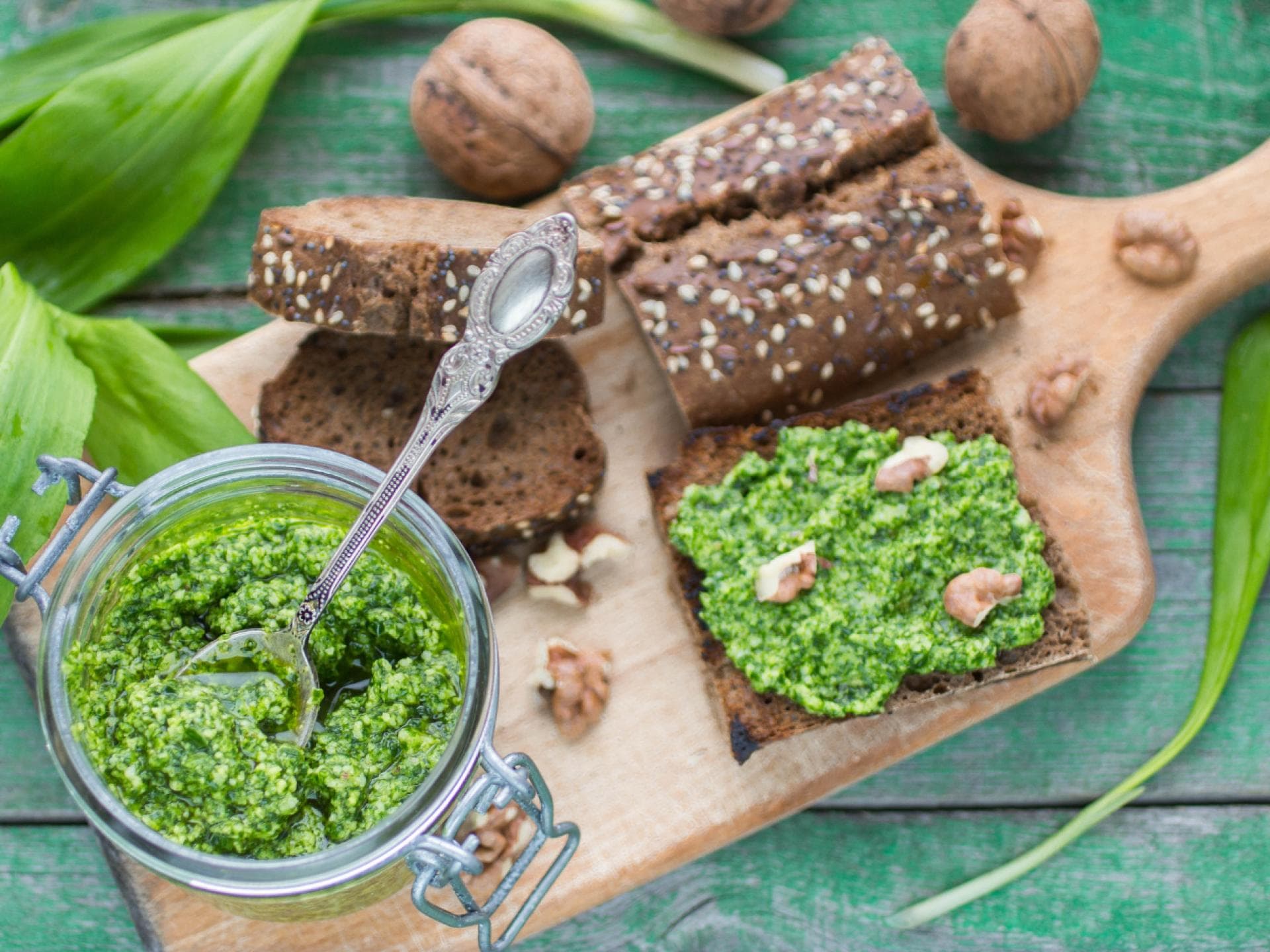Bärlauchpesto mit Brot Bärlauchpesto mit Brot