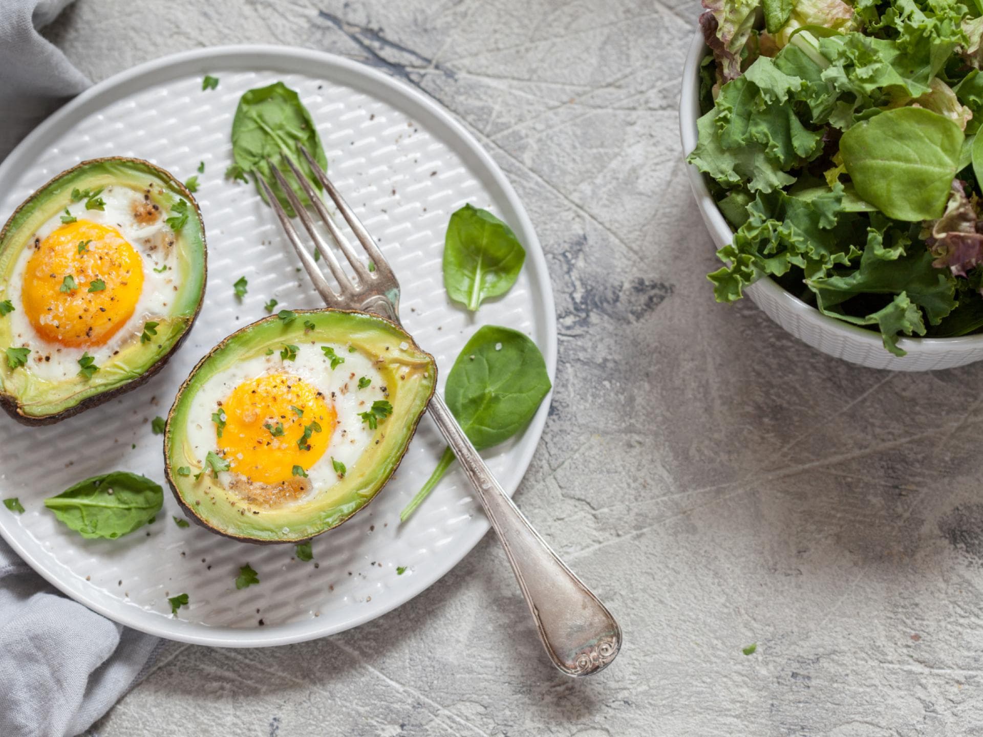 Gebackene Avocado mit Ei Gebackene Avocado mit Ei